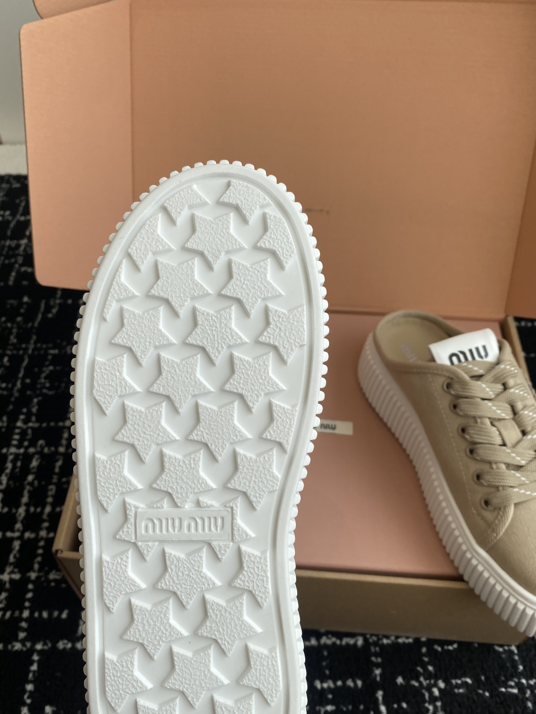 代购级
miumiu  25ss 春夏新款 厚底  帆布 半拖 小白鞋

简约造型，超轻原版开模鞋底，脚