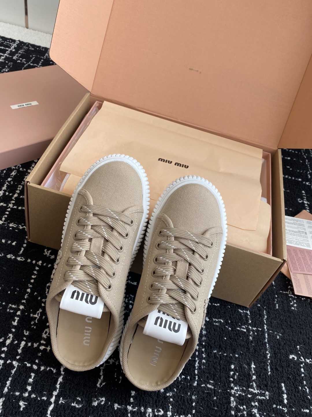 代购级
miumiu  25ss 春夏新款 厚底  帆布 半拖 小白鞋

简约造型，超轻原版开模鞋底，脚