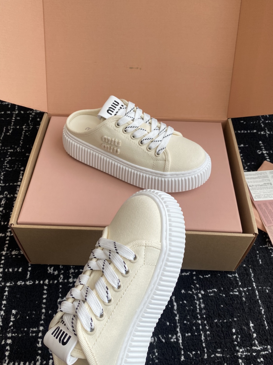 代购级
miumiu  25ss 春夏新款 厚底  帆布 半拖 小白鞋

简约造型，超轻原版开模鞋底，脚