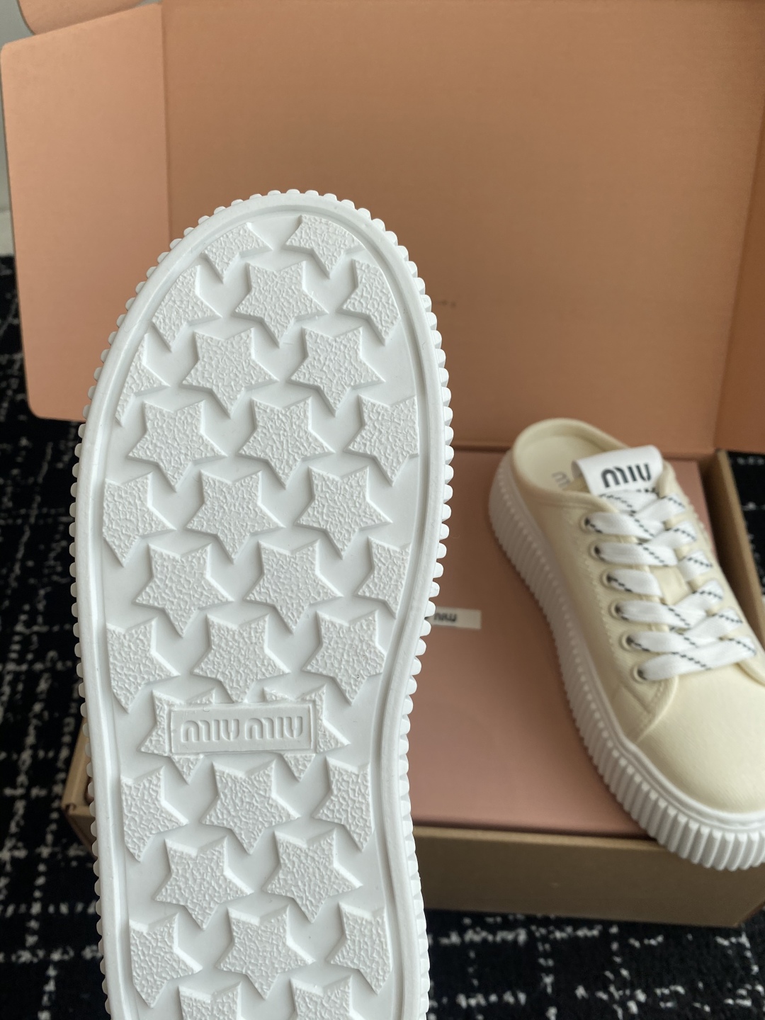 代购级
miumiu  25ss 春夏新款 厚底  帆布 半拖 小白鞋

简约造型，超轻原版开模鞋底，脚