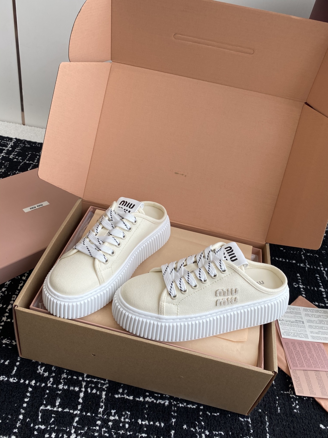 代购级
miumiu  25ss 春夏新款 厚底  帆布 半拖 小白鞋

简约造型，超轻原版开模鞋底，脚