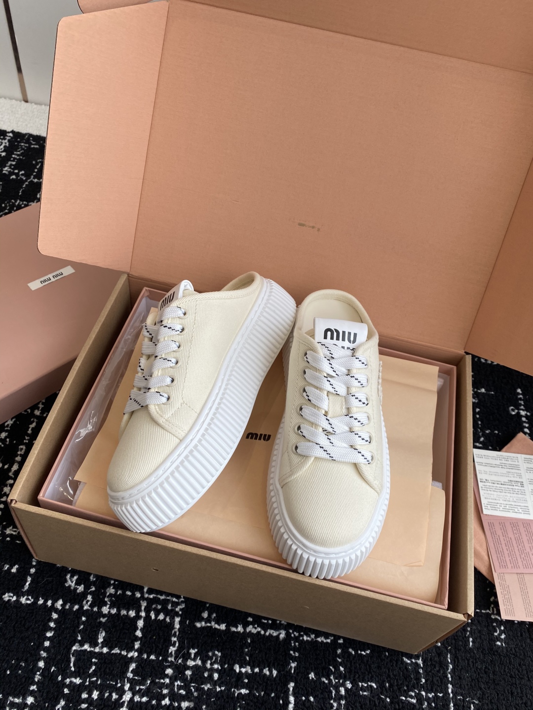 代购级
miumiu  25ss 春夏新款 厚底  帆布 半拖 小白鞋

简约造型，超轻原版开模鞋底，脚
