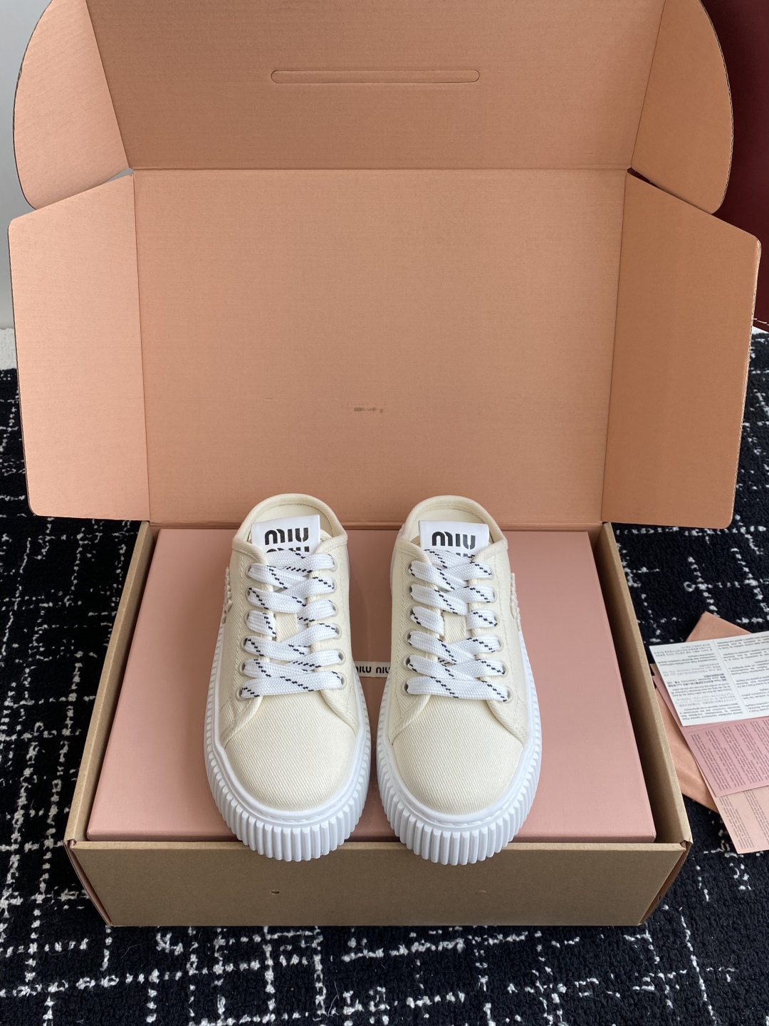 代购级
miumiu  25ss 春夏新款 厚底  帆布 半拖 小白鞋

简约造型，超轻原版开模鞋底，脚