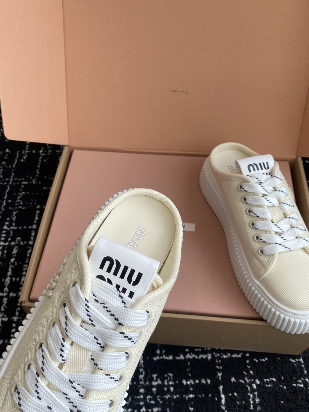 代购级
miumiu  25ss 春夏新款 厚底  帆布 半拖 小白鞋

简约造型，超轻原版开模鞋底，脚