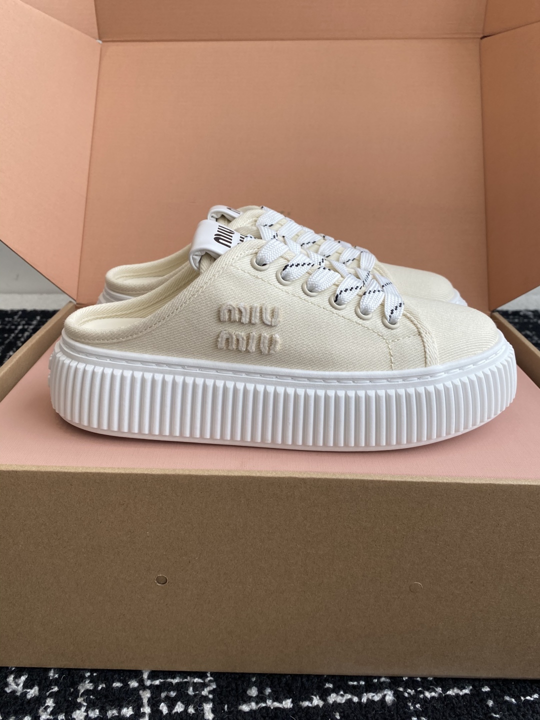 代购级
miumiu  25ss 春夏新款 厚底  帆布 半拖 小白鞋

简约造型，超轻原版开模鞋底，脚