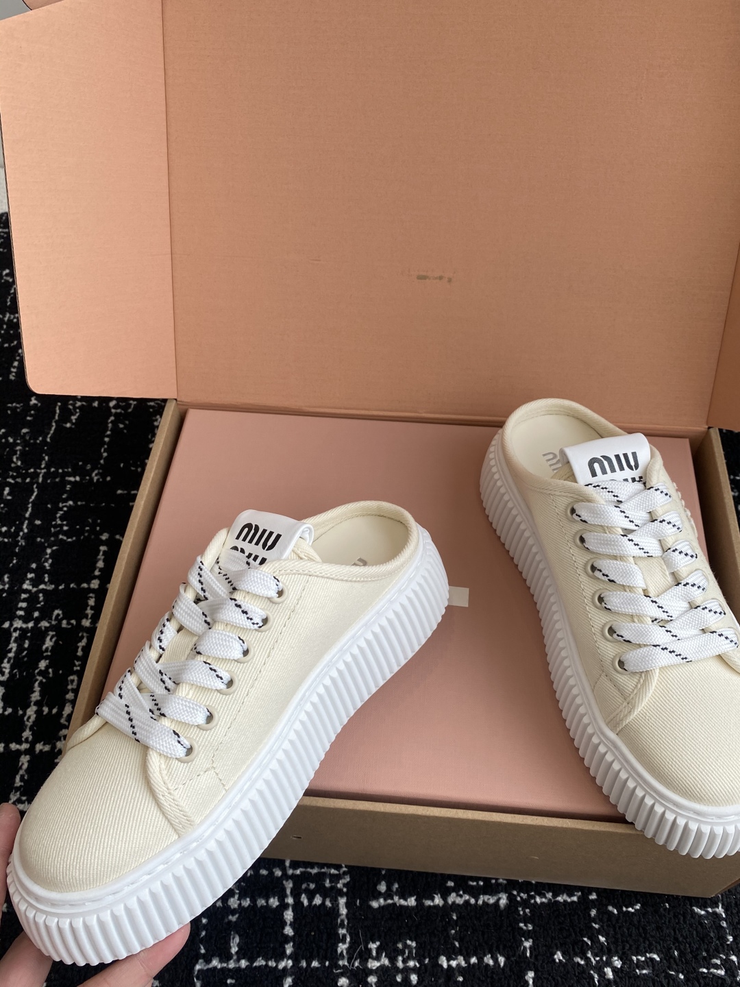 代购级
miumiu  25ss 春夏新款 厚底  帆布 半拖 小白鞋

简约造型，超轻原版开模鞋底，脚