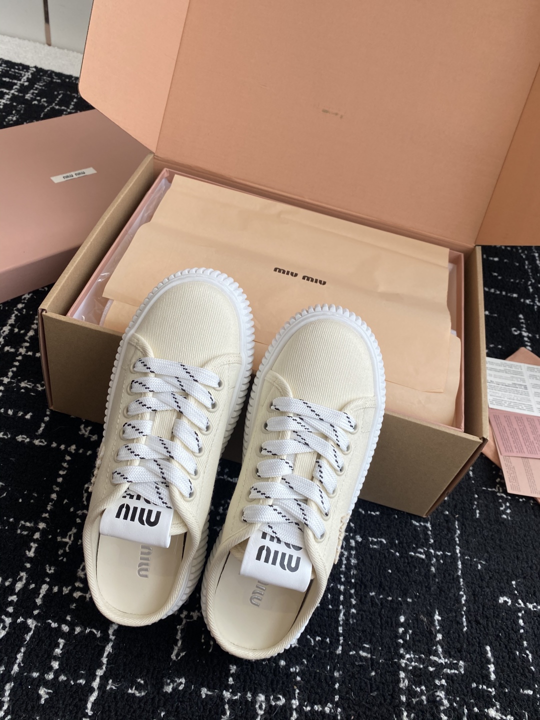 代购级
miumiu  25ss 春夏新款 厚底  帆布 半拖 小白鞋

简约造型，超轻原版开模鞋底，脚