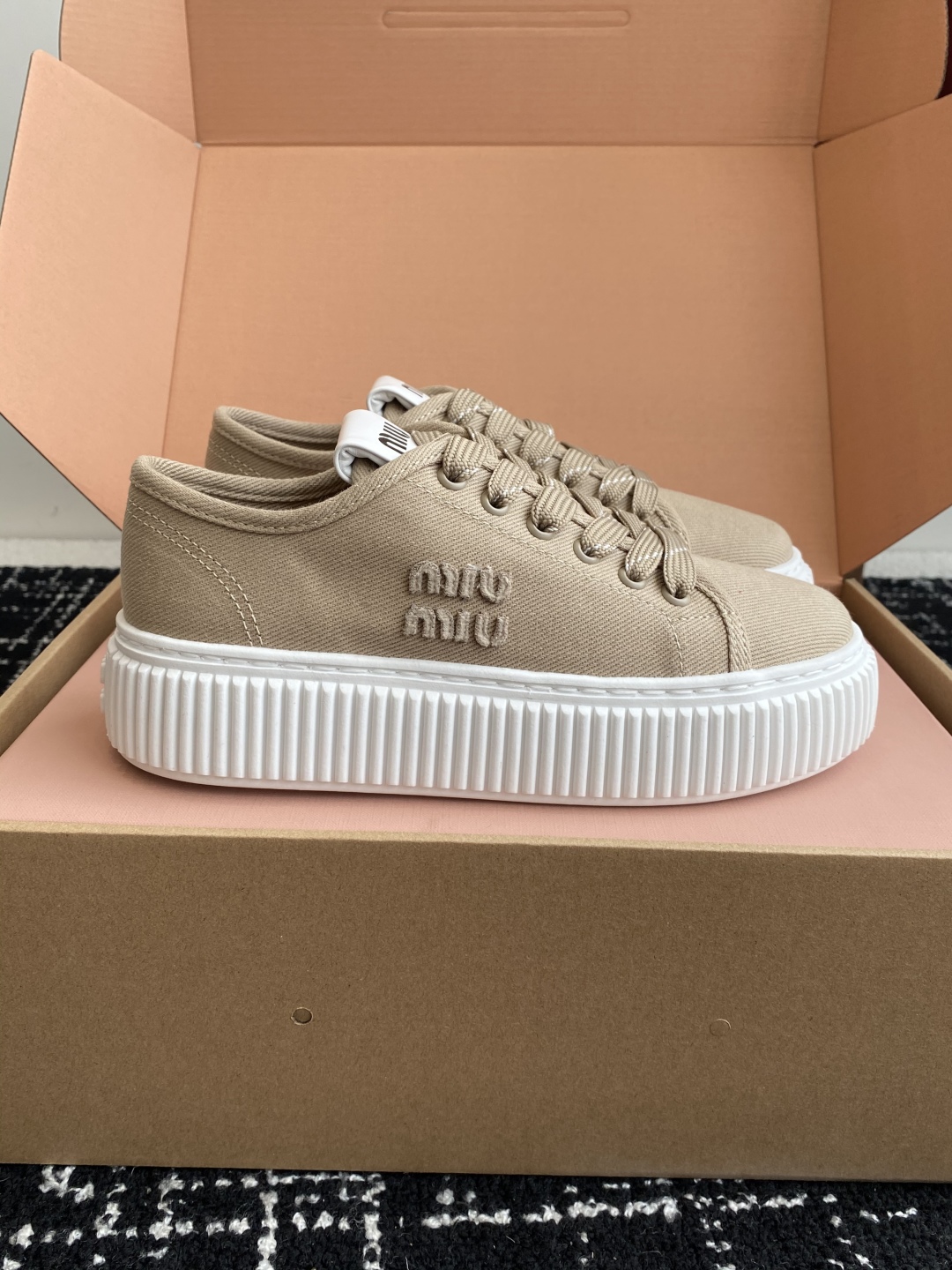 代购级
miumiu  25ss 春夏新款 厚底  帆布 半拖 小白鞋

简约造型，超轻原版开模鞋底，脚