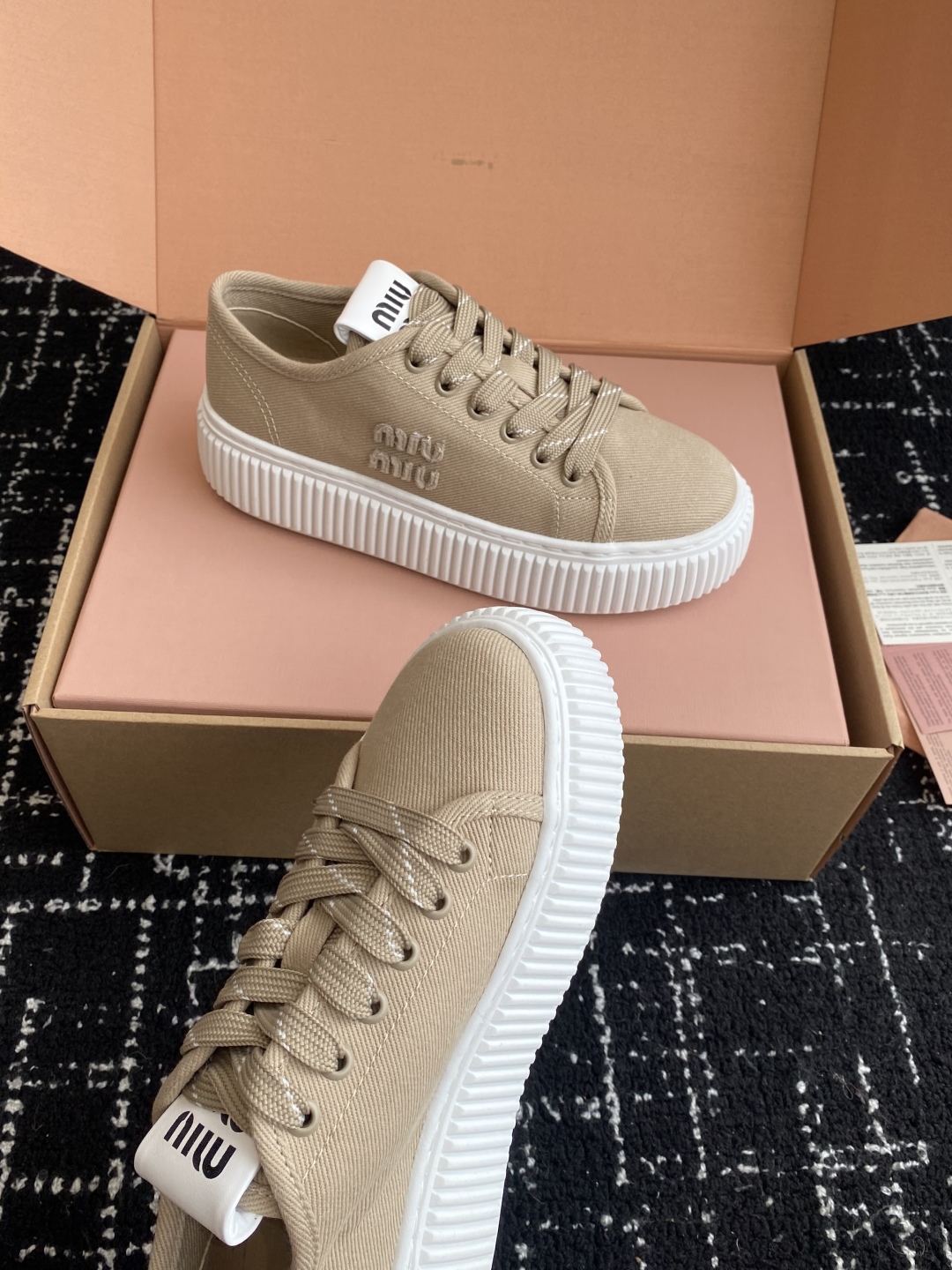 代购级
miumiu  25ss 春夏新款 厚底  帆布 半拖 小白鞋

简约造型，超轻原版开模鞋底，脚