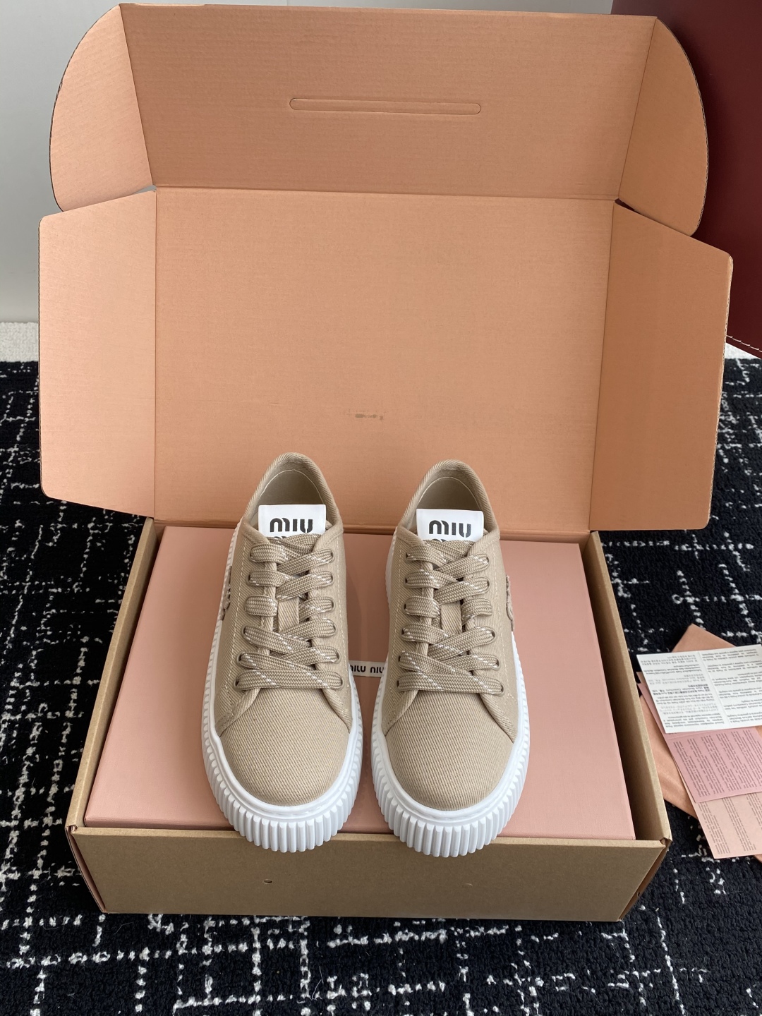 代购级
miumiu  25ss 春夏新款 厚底  帆布 半拖 小白鞋

简约造型，超轻原版开模鞋底，脚