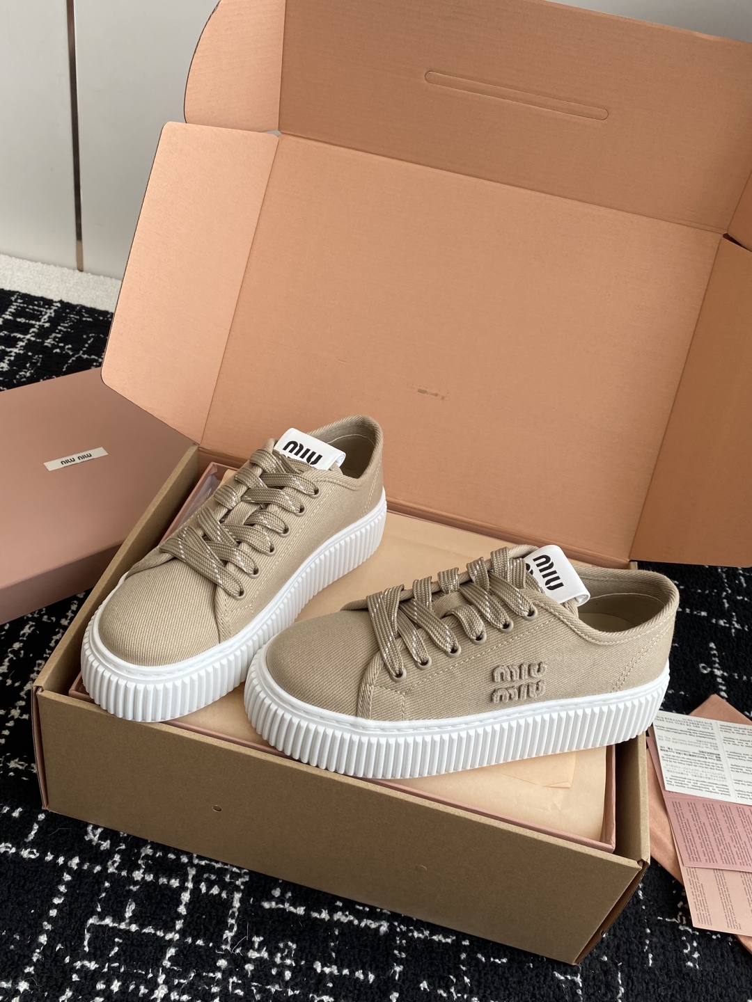 代购级
miumiu  25ss 春夏新款 厚底  帆布 半拖 小白鞋

简约造型，超轻原版开模鞋底，脚