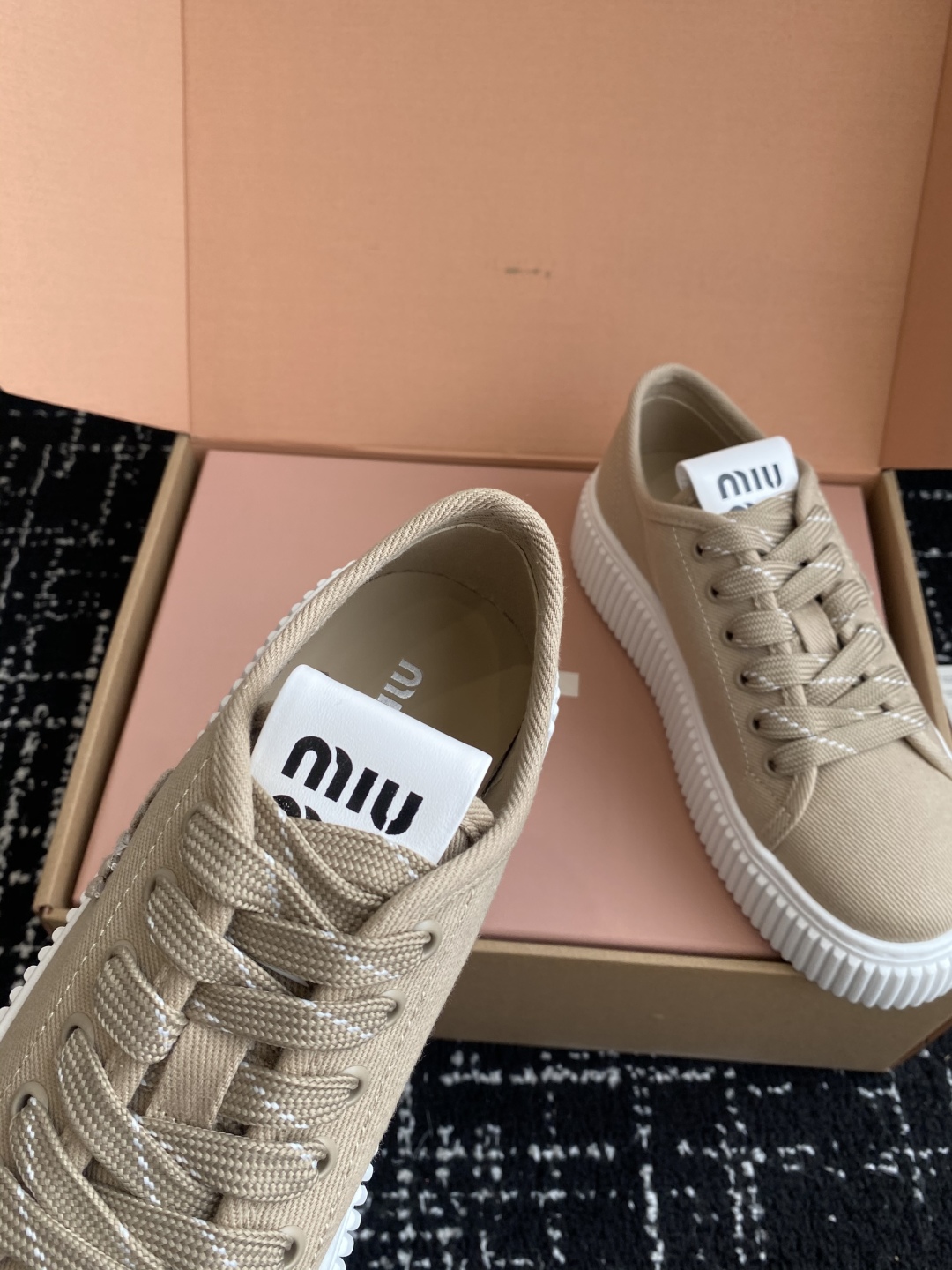 代购级
miumiu  25ss 春夏新款 厚底  帆布 半拖 小白鞋

简约造型，超轻原版开模鞋底，脚