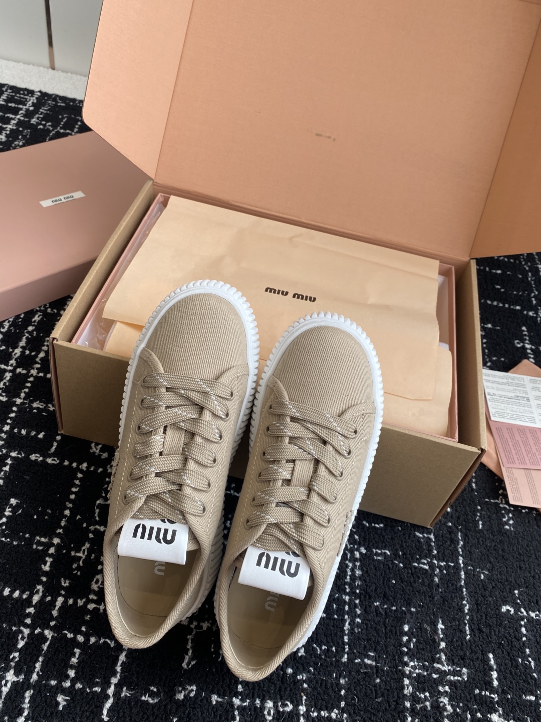 代购级
miumiu  25ss 春夏新款 厚底  帆布 半拖 小白鞋

简约造型，超轻原版开模鞋底，脚