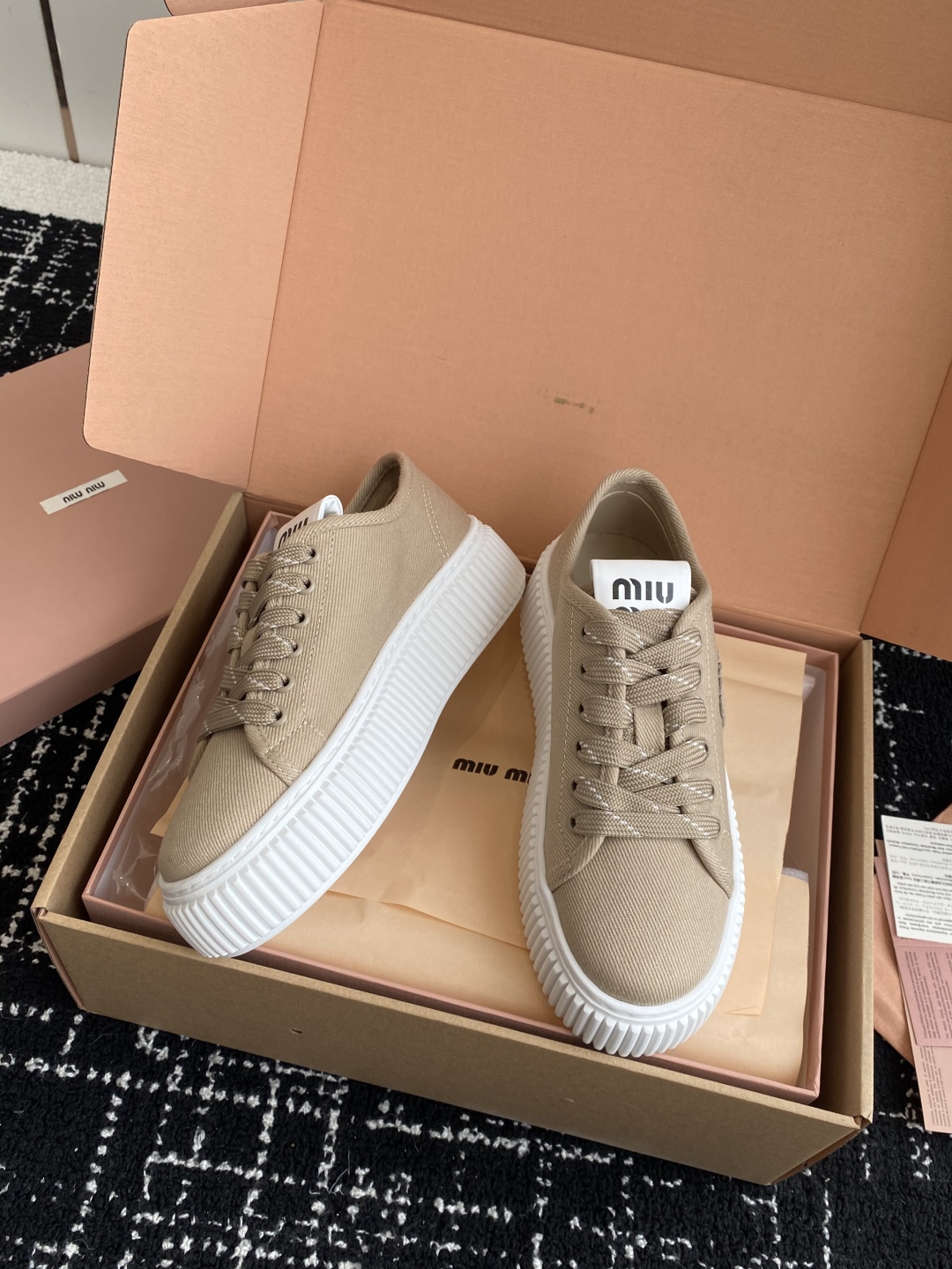 代购级
miumiu  25ss 春夏新款 厚底  帆布 半拖 小白鞋

简约造型，超轻原版开模鞋底，脚
