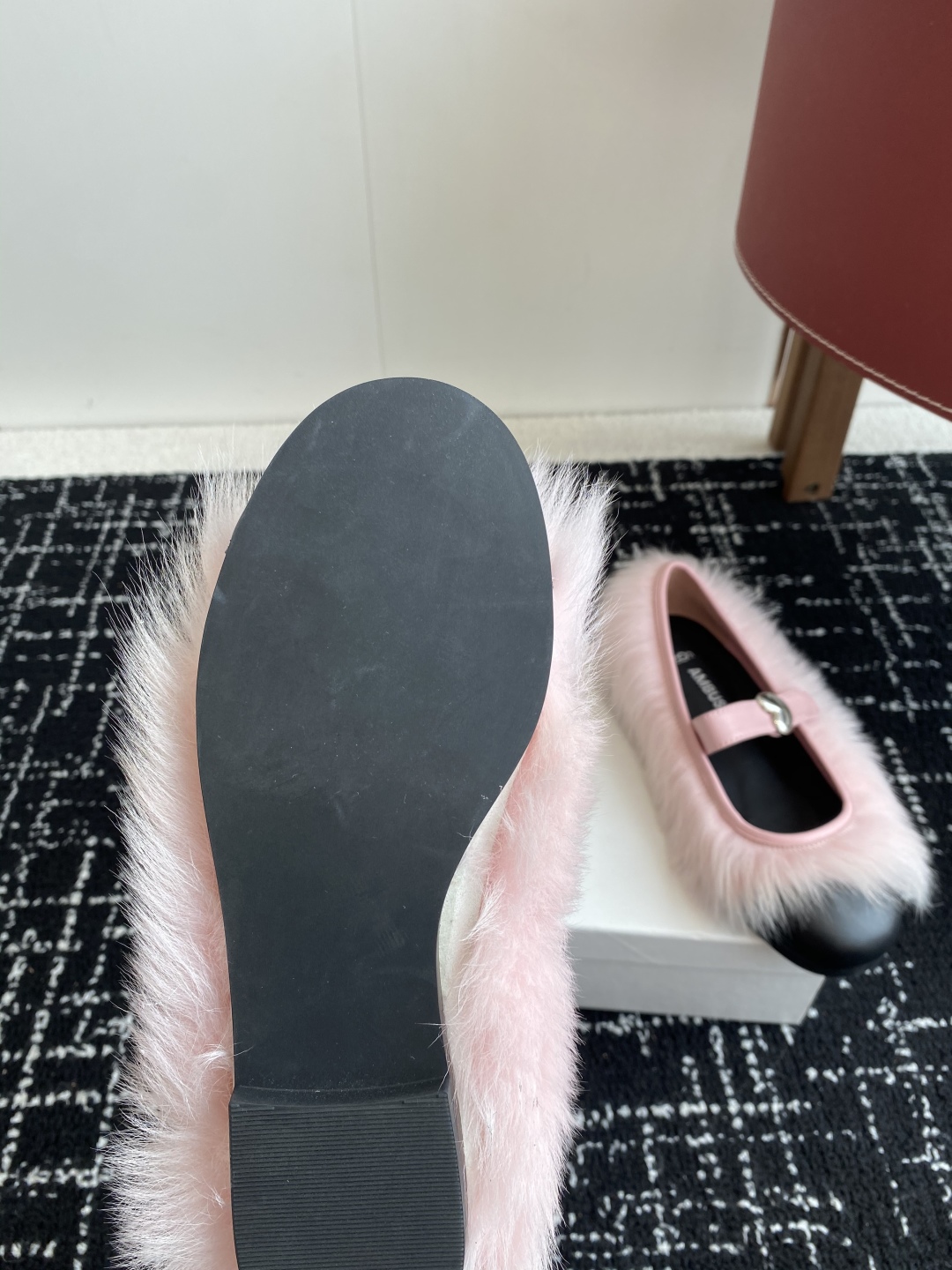 代购级
被这双Ugg 联名的小香玛丽珍鞋美哭了 直接被这双ugg和ambush的联名款迷住了！ 

两种