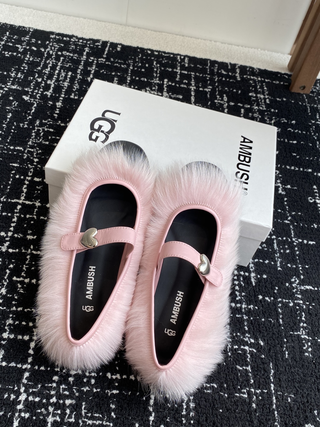 代购级
被这双Ugg 联名的小香玛丽珍鞋美哭了 直接被这双ugg和ambush的联名款迷住了！ 

两种