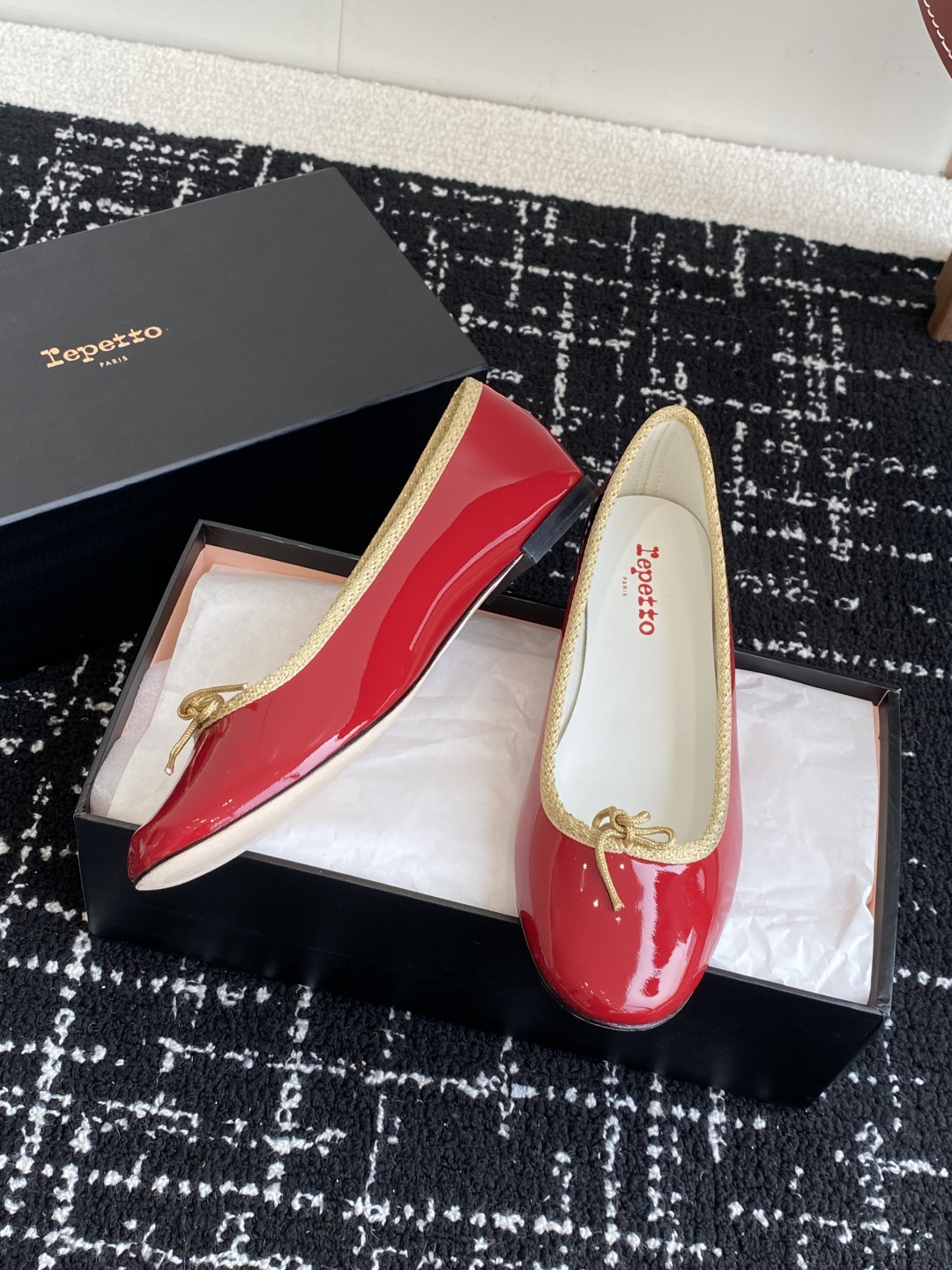 代购级
Repetto 25ss 春夏 平底芭蕾舞鞋 单鞋

鞋头和鞋垫里面 上脚脚感舒适显瘦 配啥啥好