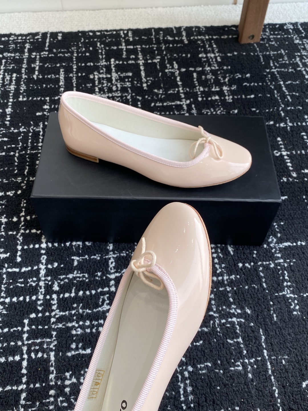 代购级
Repetto 25ss 春夏 平底芭蕾舞鞋 单鞋

鞋头和鞋垫里面 上脚脚感舒适显瘦 配啥啥好