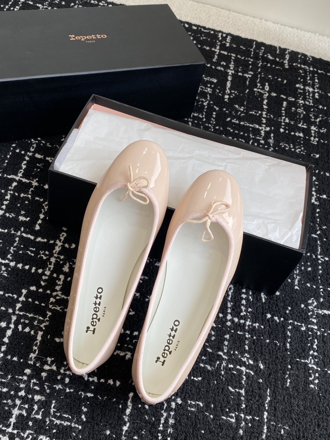 代购级
Repetto 25ss 春夏 平底芭蕾舞鞋 单鞋

鞋头和鞋垫里面 上脚脚感舒适显瘦 配啥啥好