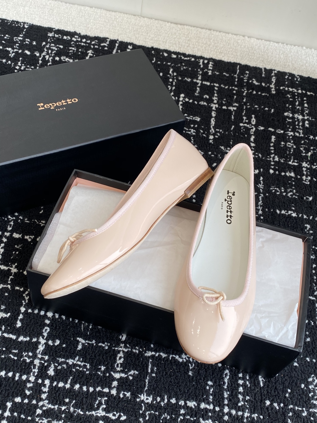 代购级
Repetto 25ss 春夏 平底芭蕾舞鞋 单鞋

鞋头和鞋垫里面 上脚脚感舒适显瘦 配啥啥好