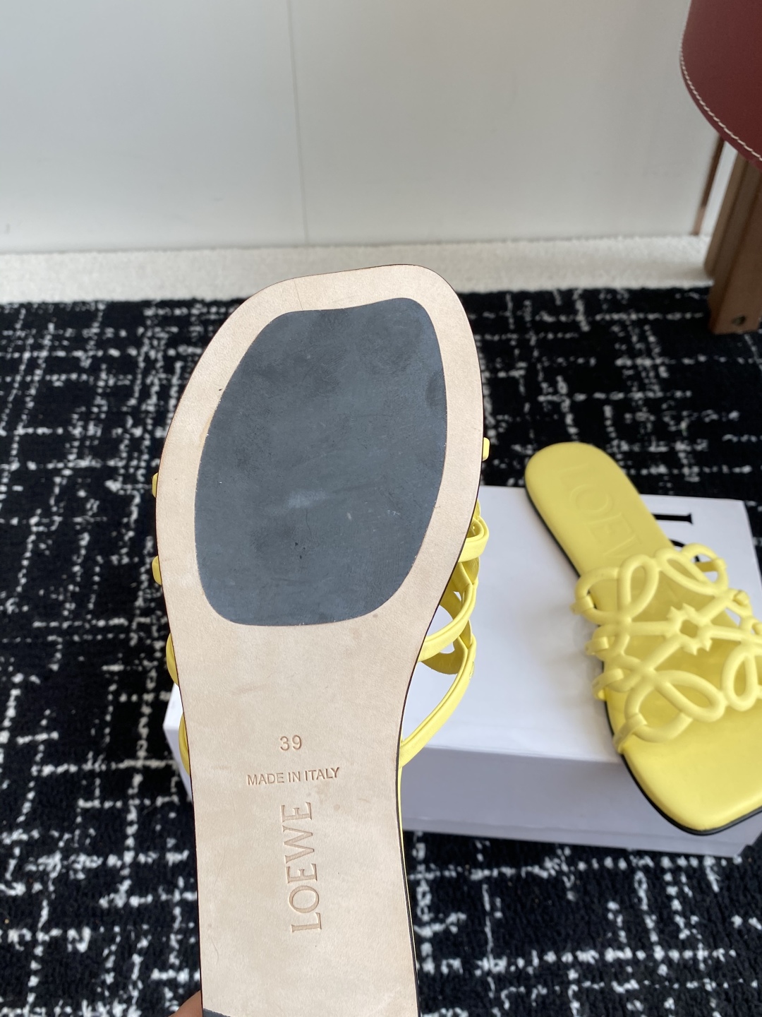 代购级
LOEWE 罗意威 25ss 春夏新品 拖鞋 疯狂种草简约设计感觉更干净优雅

让你念念不忘 颜