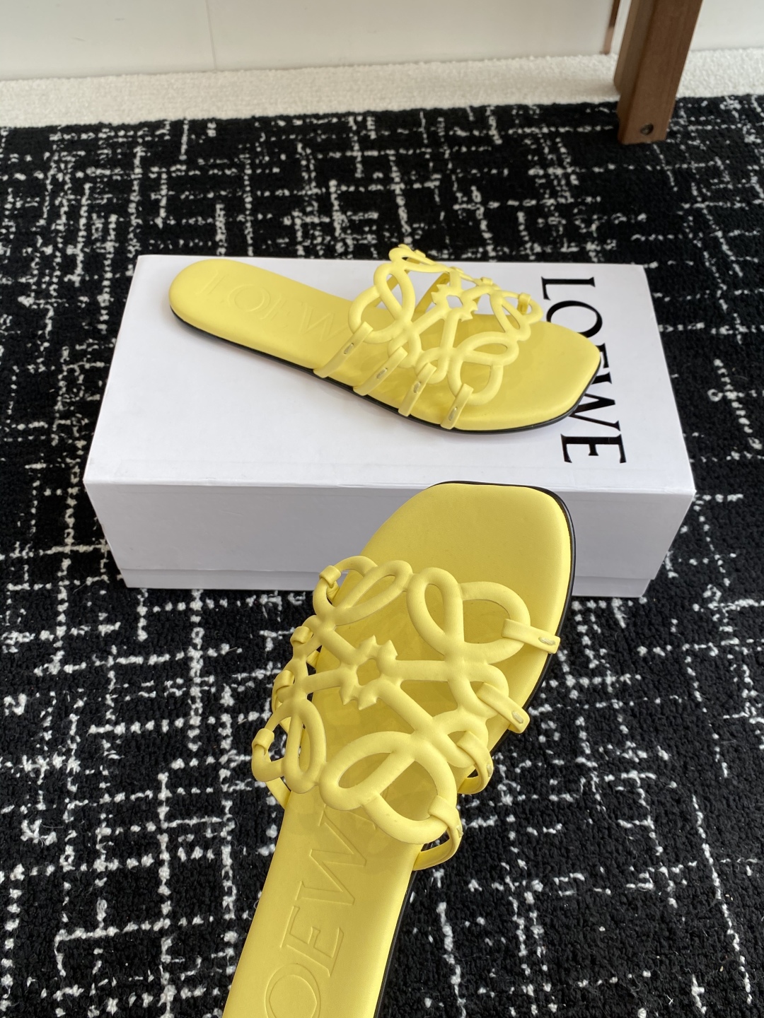 代购级
LOEWE 罗意威 25ss 春夏新品 拖鞋 疯狂种草简约设计感觉更干净优雅

让你念念不忘 颜