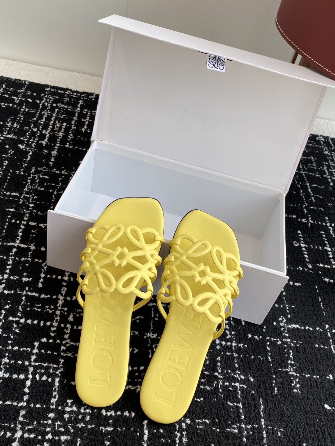 代购级
LOEWE 罗意威 25ss 春夏新品 拖鞋 疯狂种草简约设计感觉更干净优雅

让你念念不忘 颜