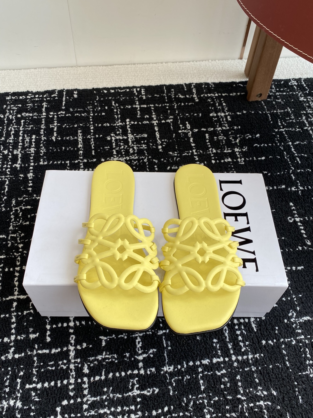 代购级
LOEWE 罗意威 25ss 春夏新品 拖鞋 疯狂种草简约设计感觉更干净优雅

让你念念不忘 颜