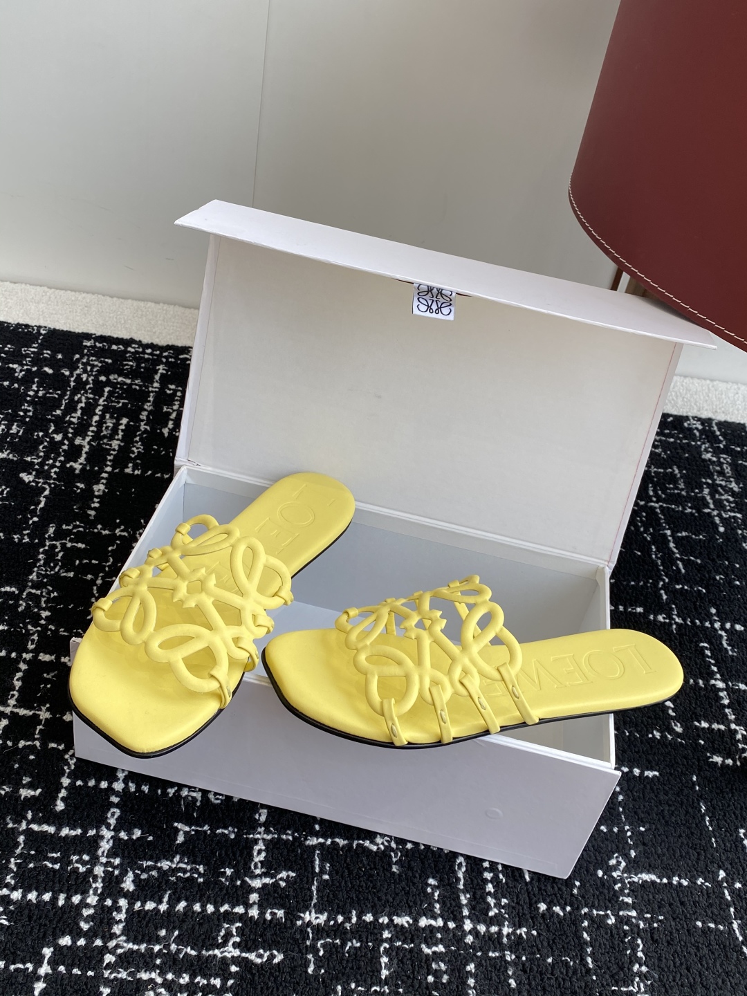 代购级
LOEWE 罗意威 25ss 春夏新品 拖鞋 疯狂种草简约设计感觉更干净优雅

让你念念不忘 颜