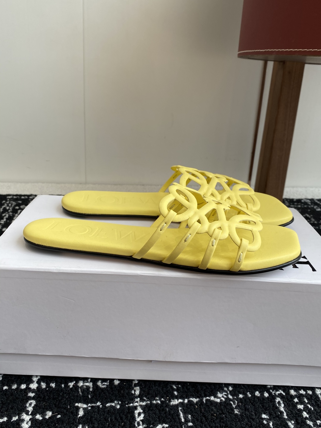 代购级
LOEWE 罗意威 25ss 春夏新品 拖鞋 疯狂种草简约设计感觉更干净优雅

让你念念不忘 颜