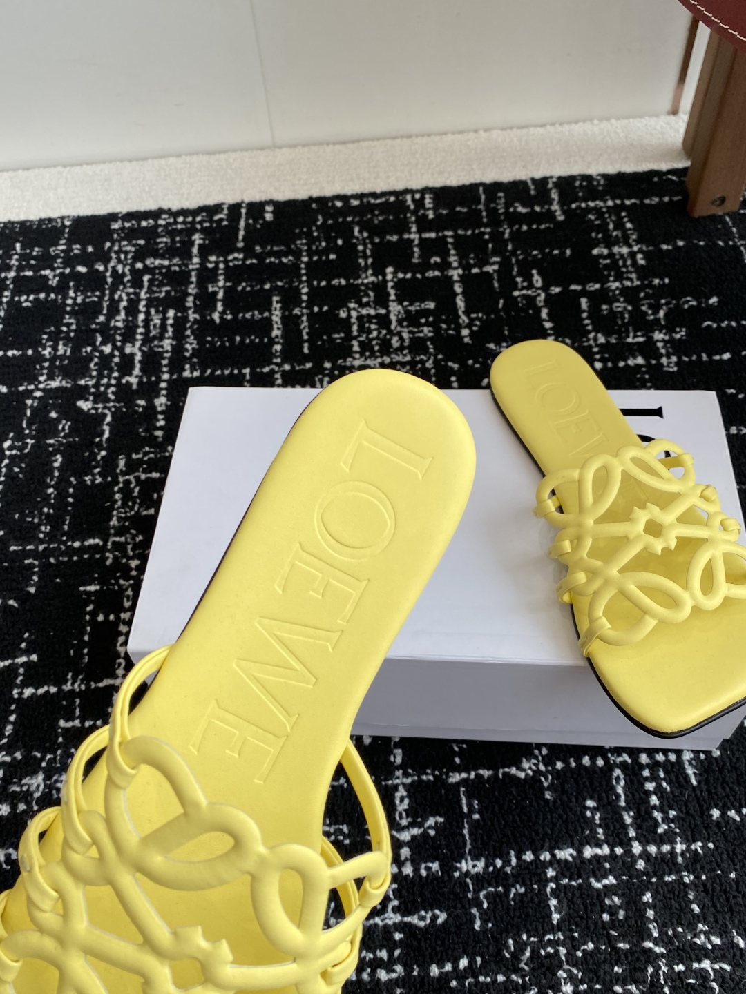 代购级
LOEWE 罗意威 25ss 春夏新品 拖鞋 疯狂种草简约设计感觉更干净优雅

让你念念不忘 颜