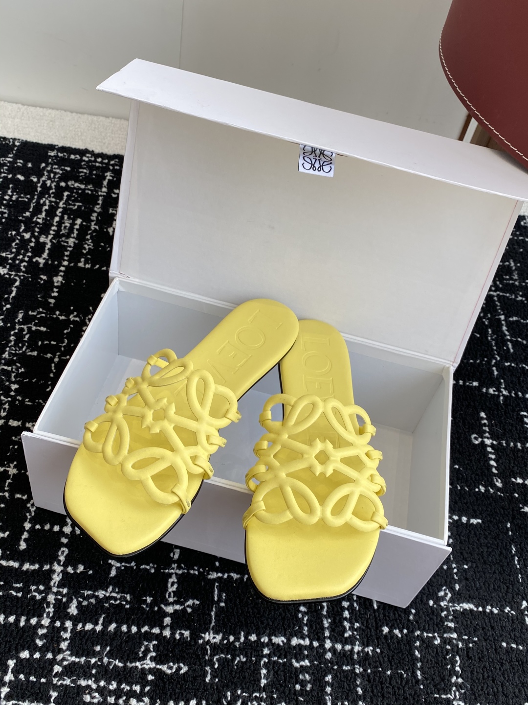 代购级
LOEWE 罗意威 25ss 春夏新品 拖鞋 疯狂种草简约设计感觉更干净优雅

让你念念不忘 颜