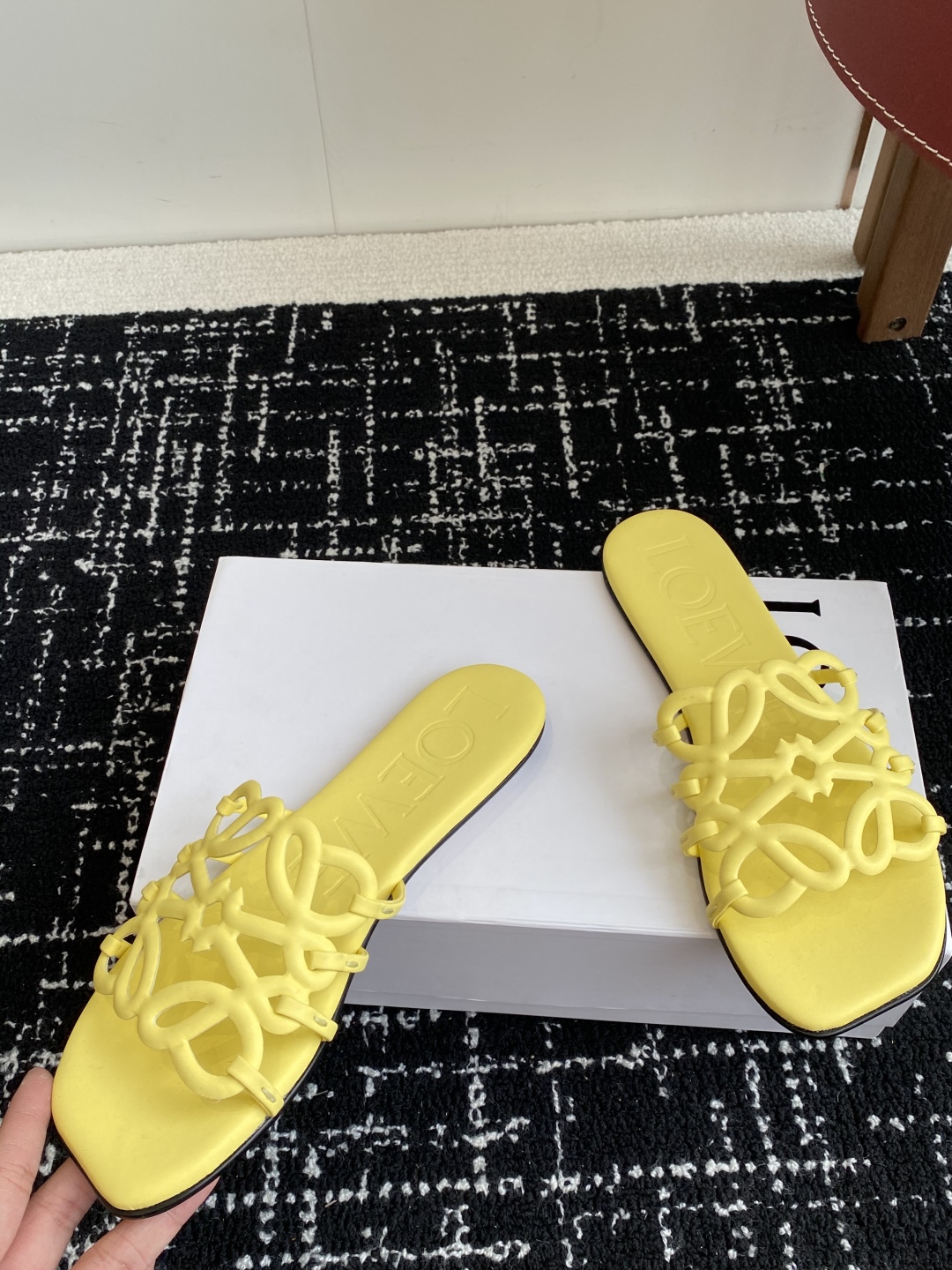 代购级
LOEWE 罗意威 25ss 春夏新品 拖鞋 疯狂种草简约设计感觉更干净优雅

让你念念不忘 颜