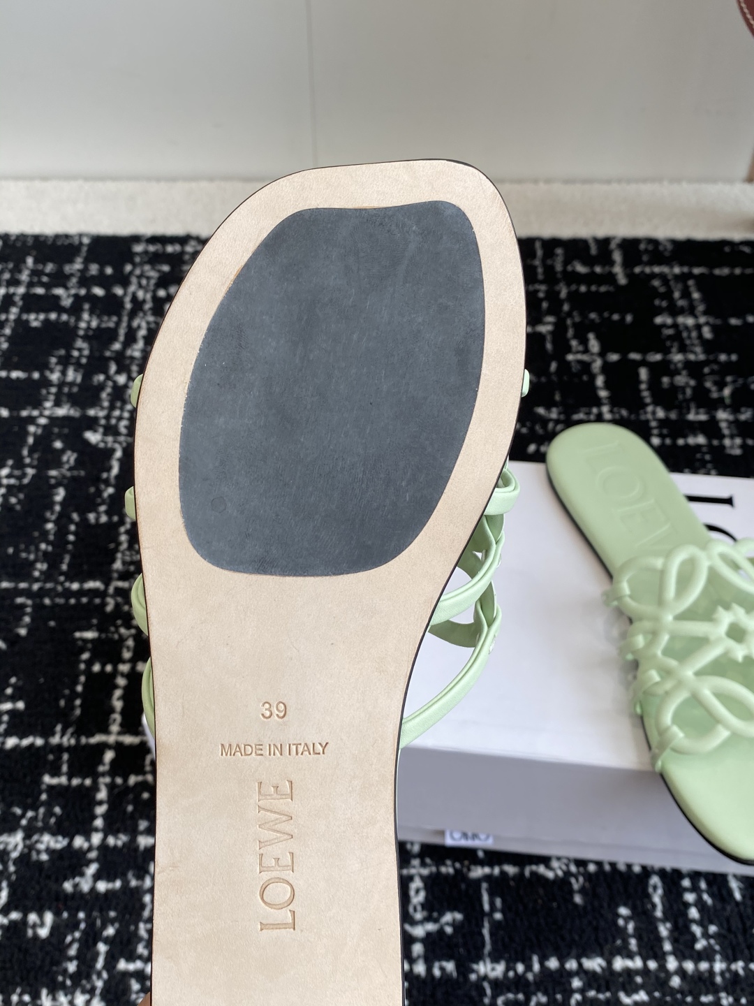 代购级
LOEWE 罗意威 25ss 春夏新品 拖鞋 疯狂种草简约设计感觉更干净优雅

让你念念不忘 颜
