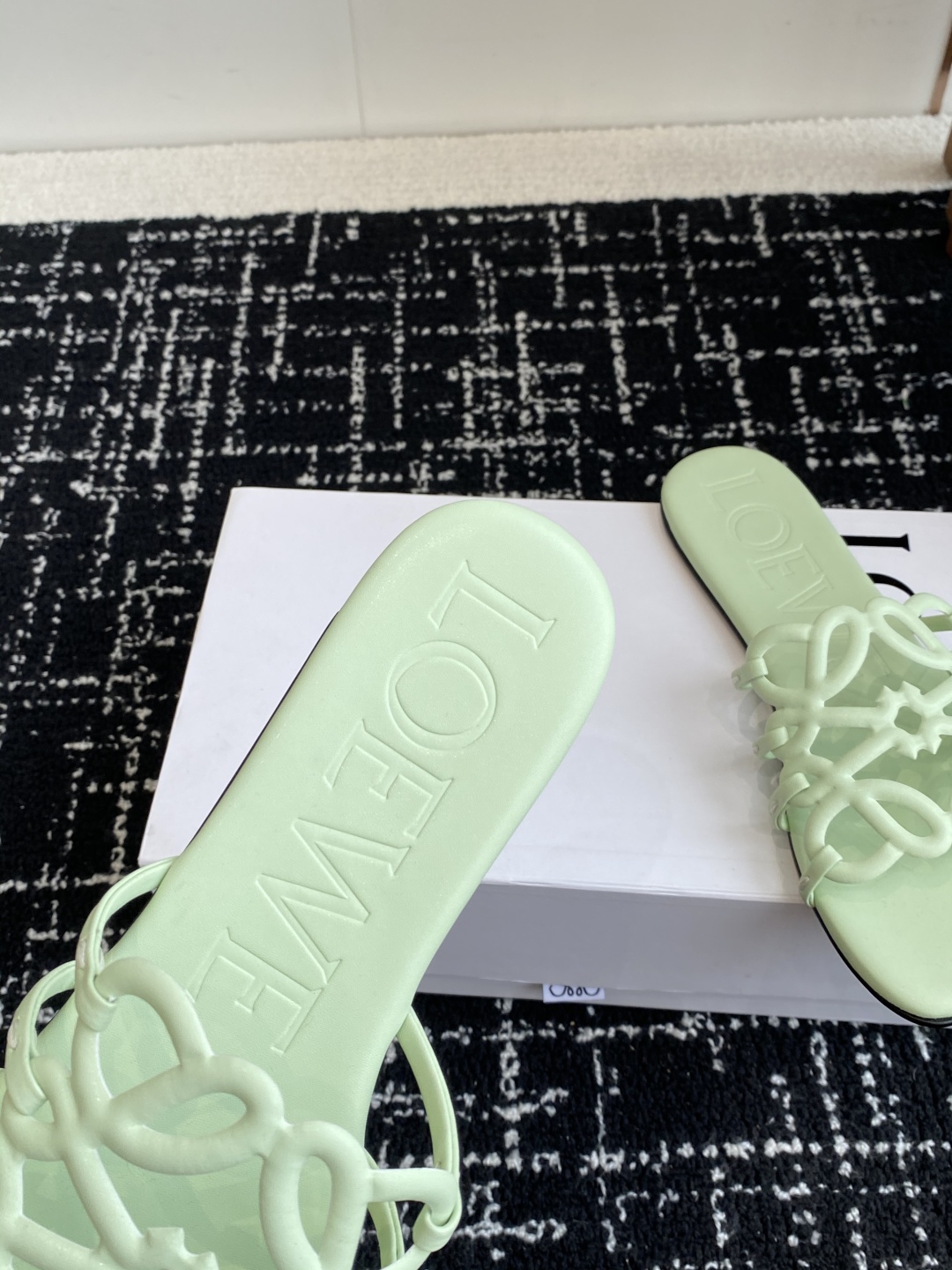 代购级
LOEWE 罗意威 25ss 春夏新品 拖鞋 疯狂种草简约设计感觉更干净优雅

让你念念不忘 颜