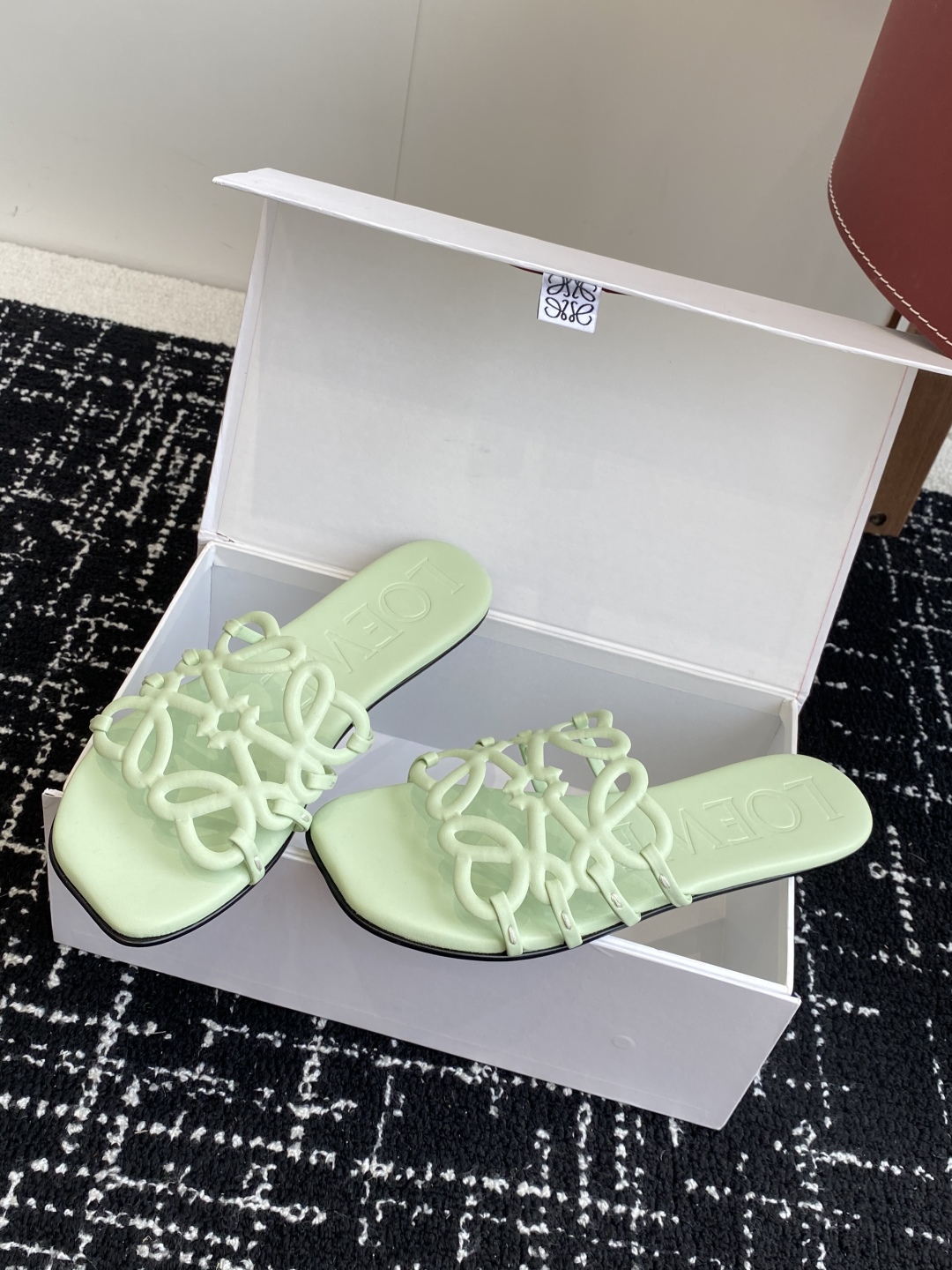 代购级
LOEWE 罗意威 25ss 春夏新品 拖鞋 疯狂种草简约设计感觉更干净优雅

让你念念不忘 颜