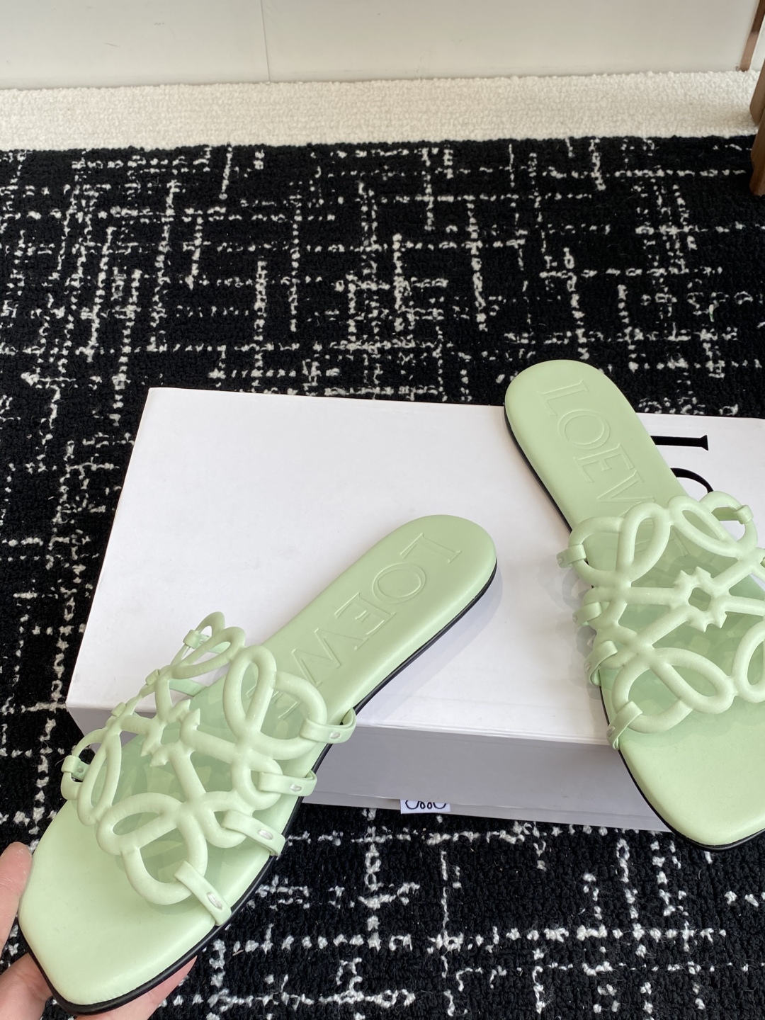 代购级
LOEWE 罗意威 25ss 春夏新品 拖鞋 疯狂种草简约设计感觉更干净优雅

让你念念不忘 颜
