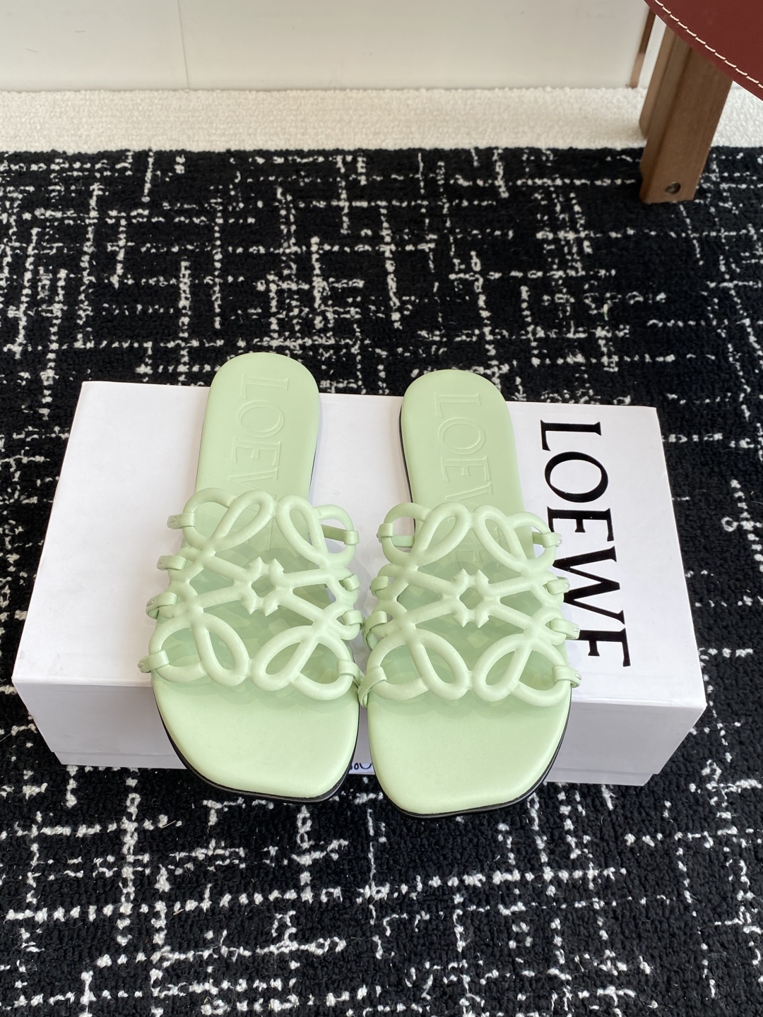 代购级
LOEWE 罗意威 25ss 春夏新品 拖鞋 疯狂种草简约设计感觉更干净优雅

让你念念不忘 颜