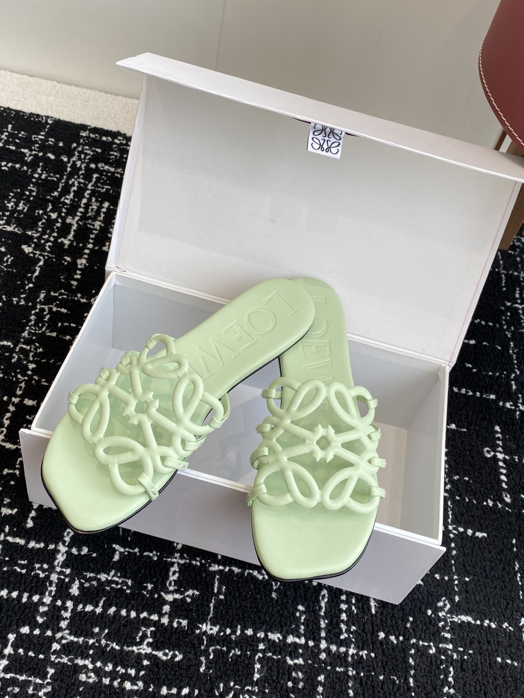 代购级
LOEWE 罗意威 25ss 春夏新品 拖鞋 疯狂种草简约设计感觉更干净优雅

让你念念不忘 颜
