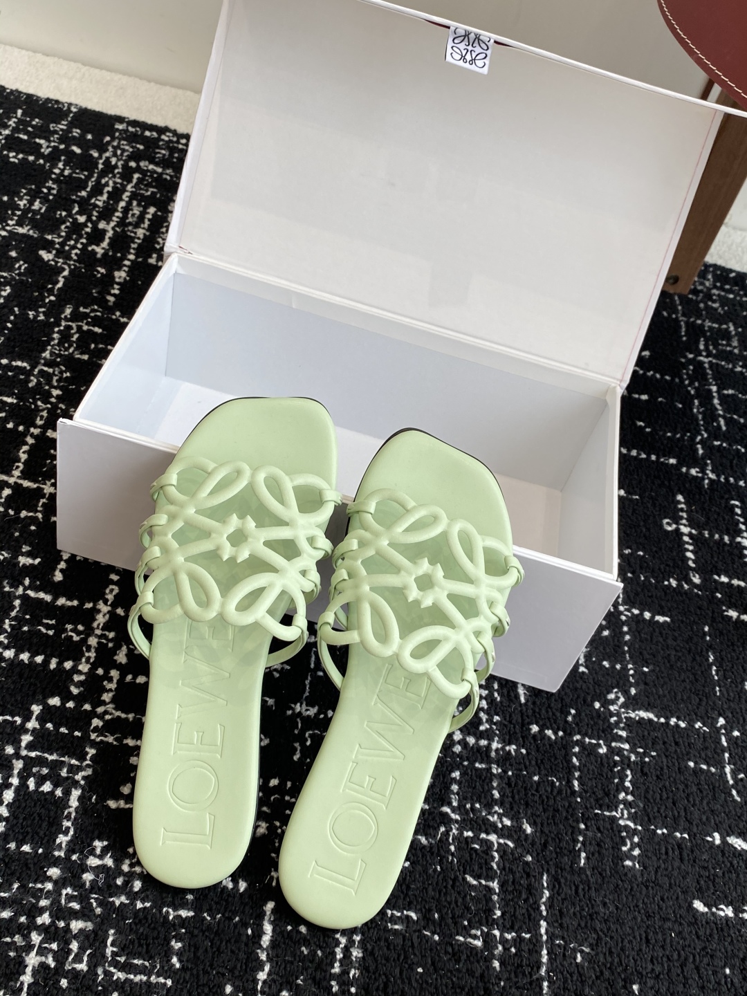 代购级
LOEWE 罗意威 25ss 春夏新品 拖鞋 疯狂种草简约设计感觉更干净优雅

让你念念不忘 颜