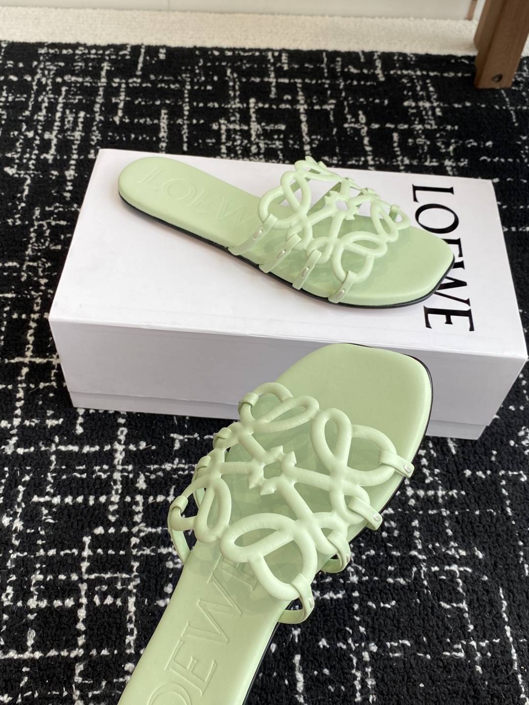 代购级
LOEWE 罗意威 25ss 春夏新品 拖鞋 疯狂种草简约设计感觉更干净优雅

让你念念不忘 颜