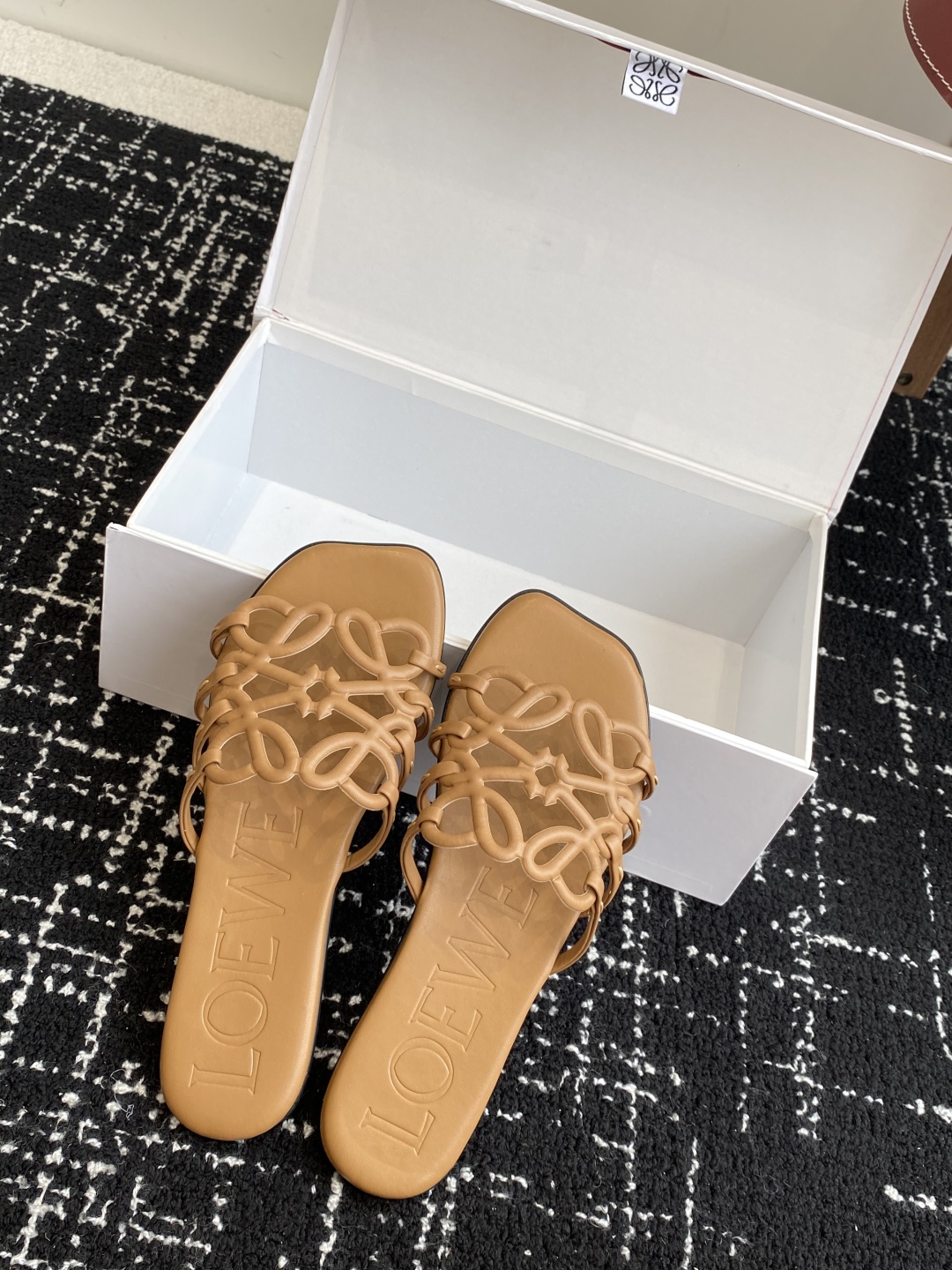 代购级
LOEWE 罗意威 25ss 春夏新品 拖鞋 疯狂种草简约设计感觉更干净优雅

让你念念不忘 颜