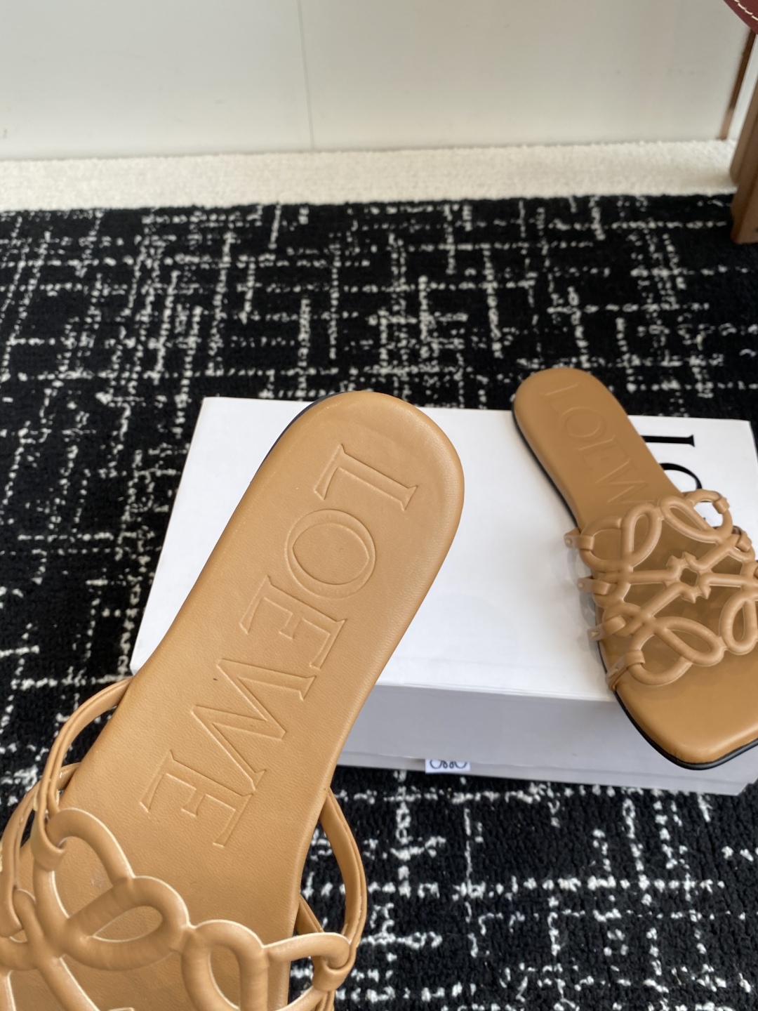 代购级
LOEWE 罗意威 25ss 春夏新品 拖鞋 疯狂种草简约设计感觉更干净优雅

让你念念不忘 颜