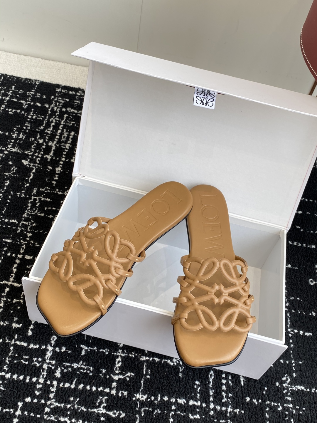 代购级
LOEWE 罗意威 25ss 春夏新品 拖鞋 疯狂种草简约设计感觉更干净优雅

让你念念不忘 颜