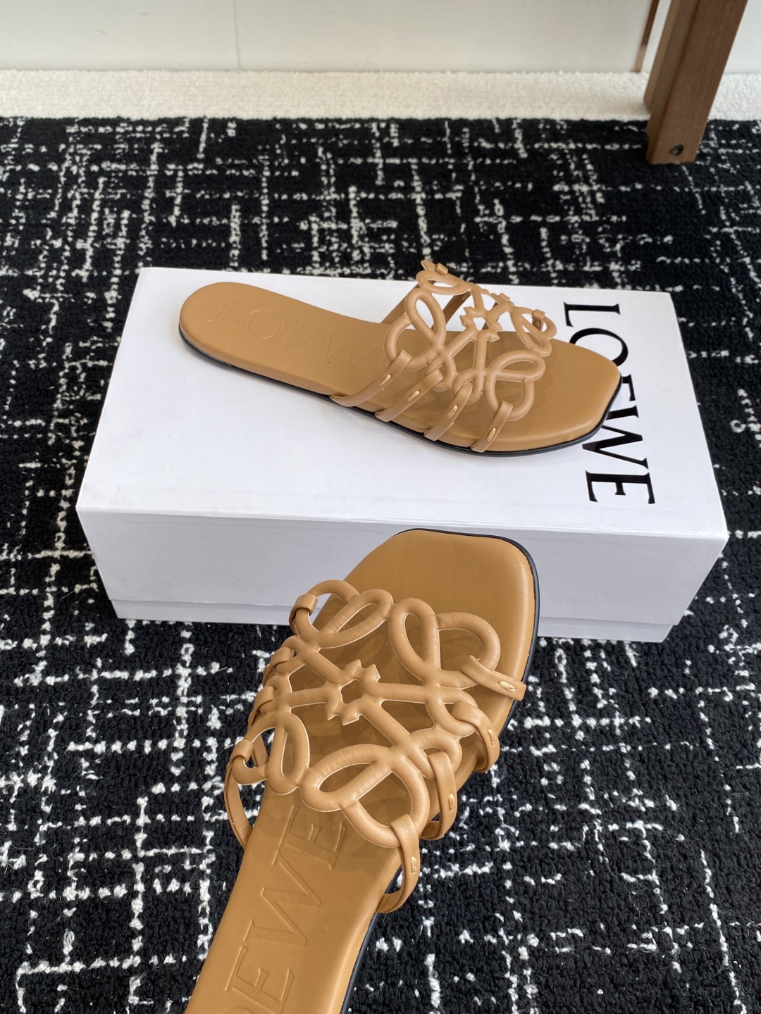 代购级
LOEWE 罗意威 25ss 春夏新品 拖鞋 疯狂种草简约设计感觉更干净优雅

让你念念不忘 颜