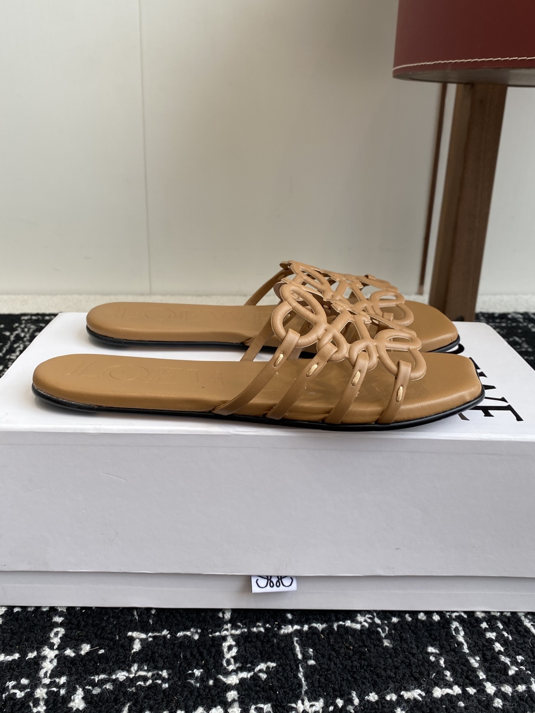 代购级
LOEWE 罗意威 25ss 春夏新品 拖鞋 疯狂种草简约设计感觉更干净优雅

让你念念不忘 颜