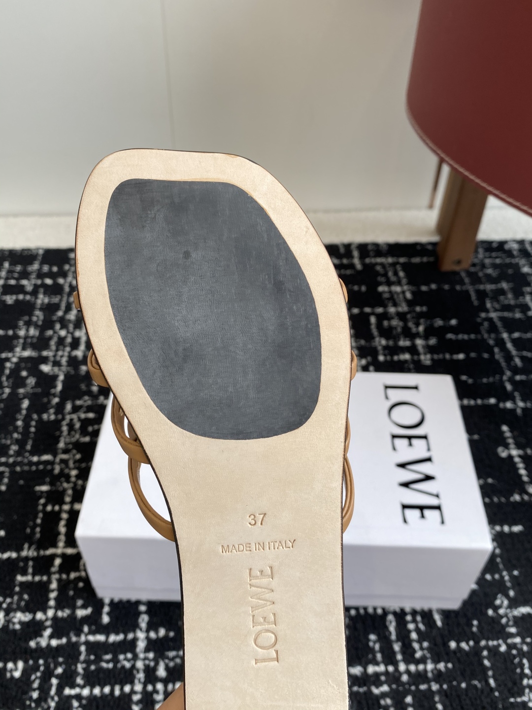 代购级
LOEWE 罗意威 25ss 春夏新品 拖鞋 疯狂种草简约设计感觉更干净优雅

让你念念不忘 颜