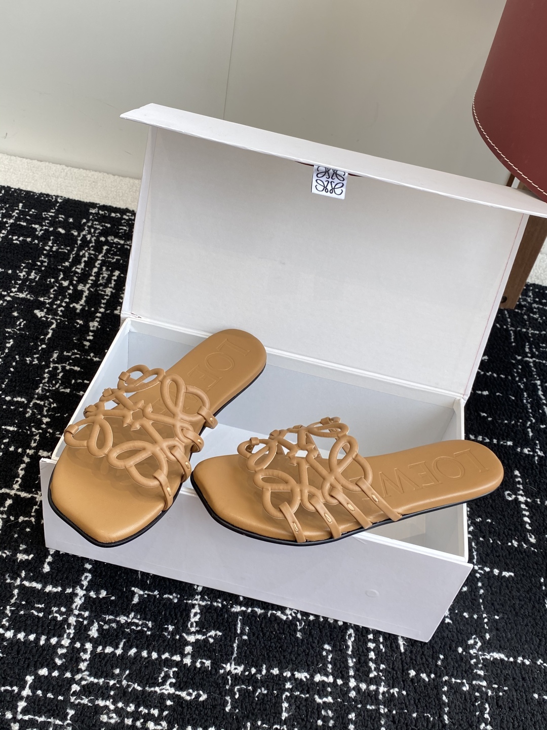 代购级
LOEWE 罗意威 25ss 春夏新品 拖鞋 疯狂种草简约设计感觉更干净优雅

让你念念不忘 颜