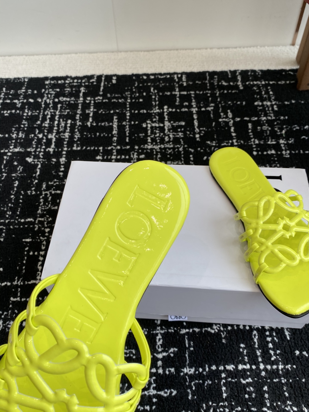 代购级
LOEWE 罗意威 25ss 春夏新品 拖鞋 疯狂种草简约设计感觉更干净优雅

让你念念不忘 颜