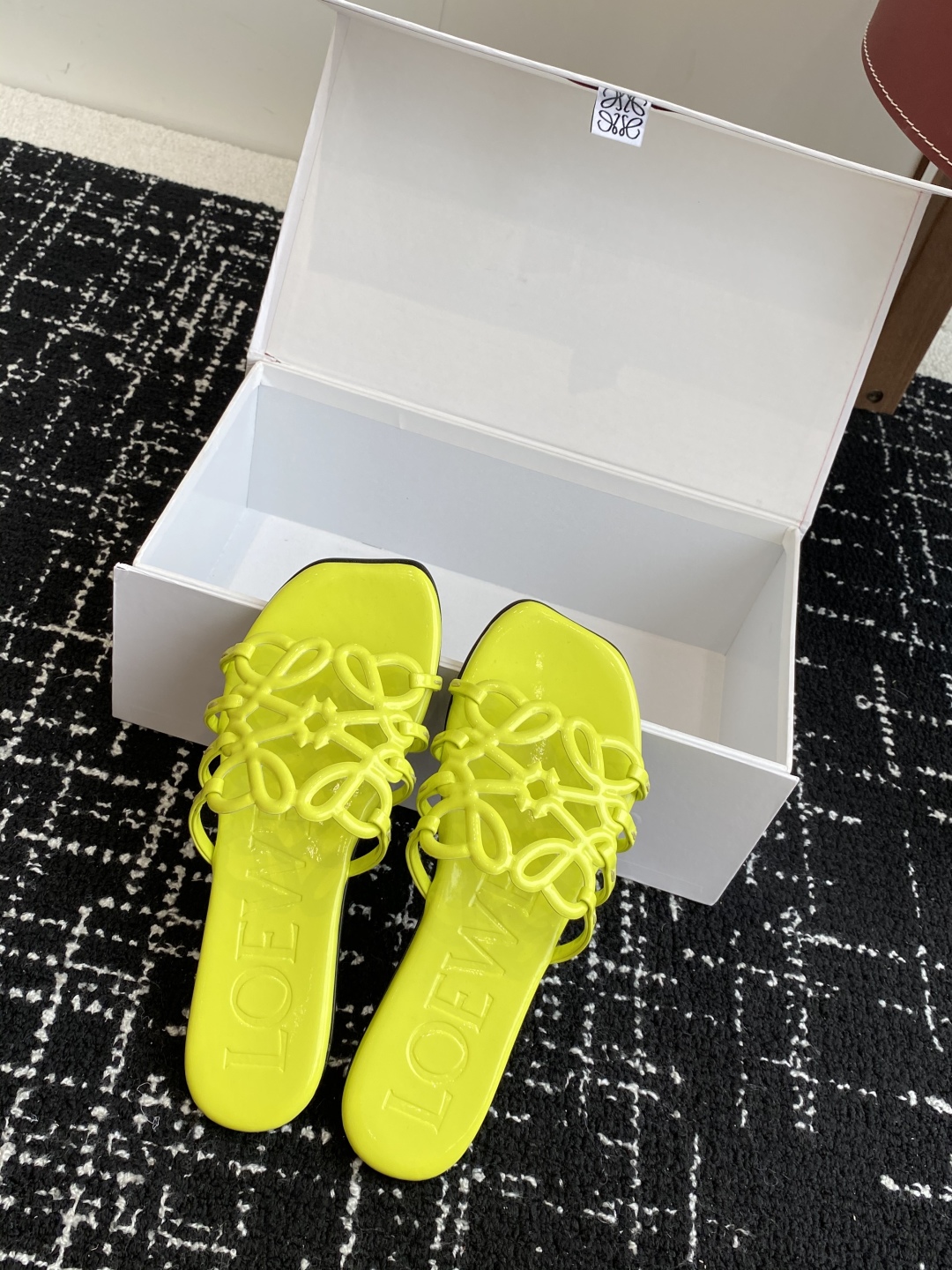 代购级
LOEWE 罗意威 25ss 春夏新品 拖鞋 疯狂种草简约设计感觉更干净优雅

让你念念不忘 颜